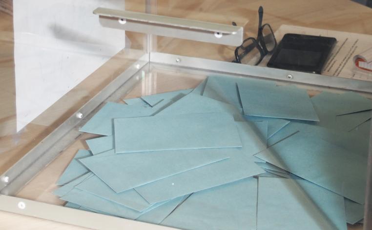 Urne et enveloppes lors du vote des élections professionnelles