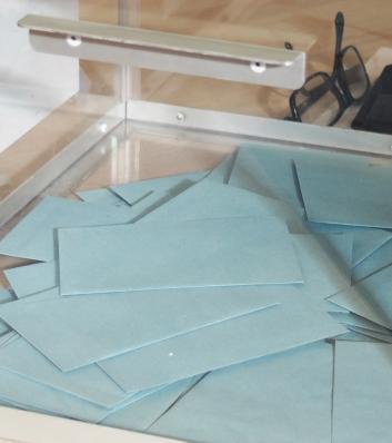 Urne et enveloppes lors du vote des élections professionnelles