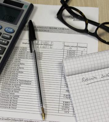calculatrice, lunettes et bloc note